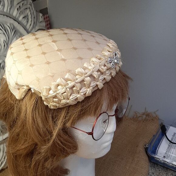 Vintage Cream Hat with Jewelry